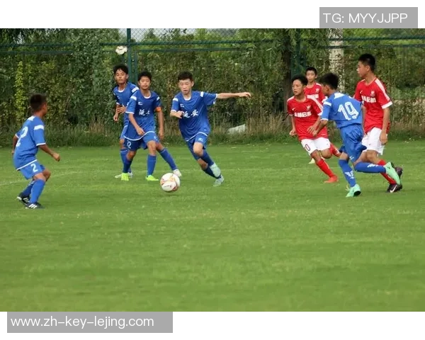 激烈的足球赛让我们感受到团结与拼搏的力量与激情